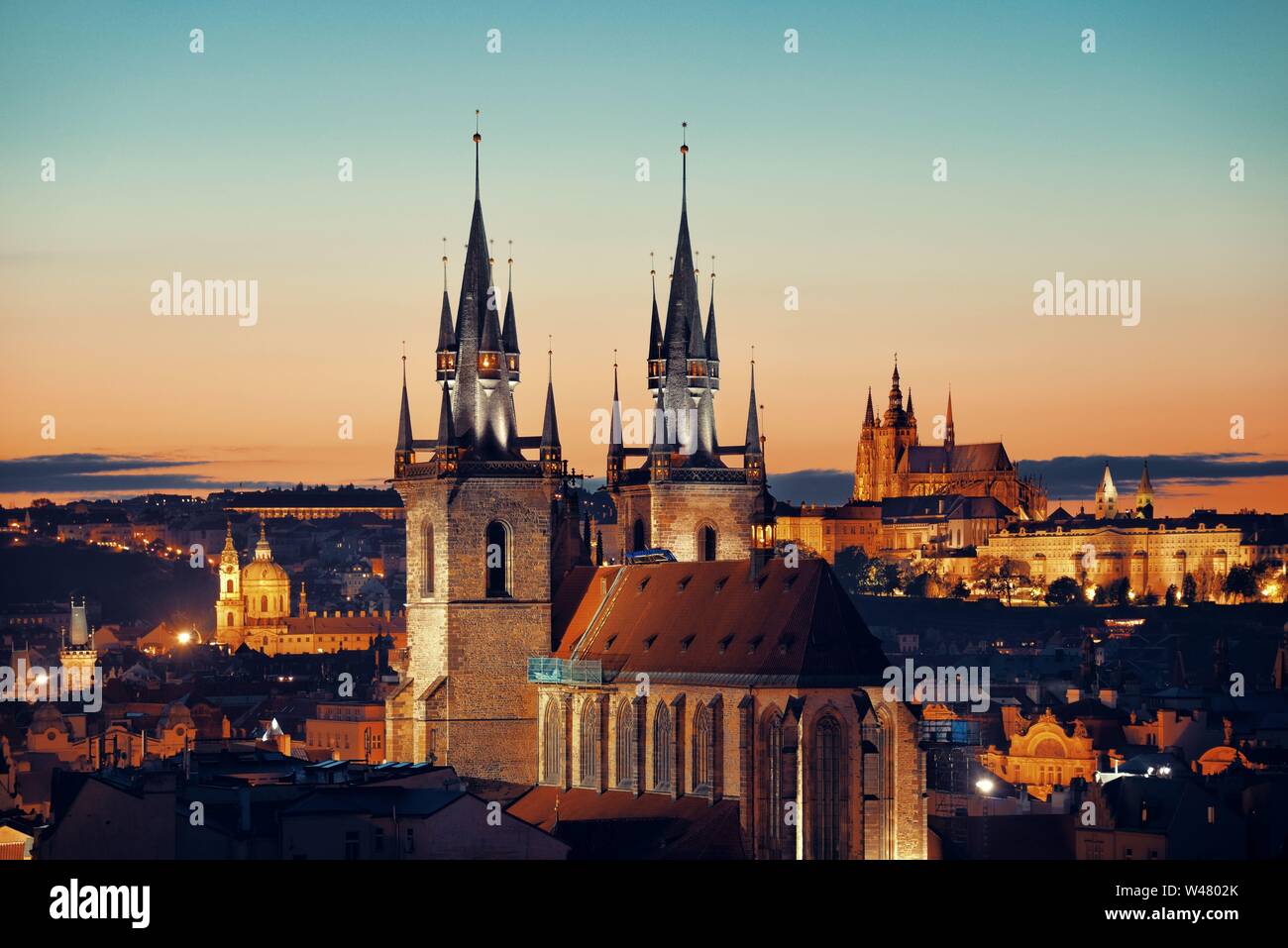 Kirche der Muttergottes vor dem Teyn und Prag skyline Rooftop View bei Sonnenuntergang in der Tschechischen Republik Stockfoto