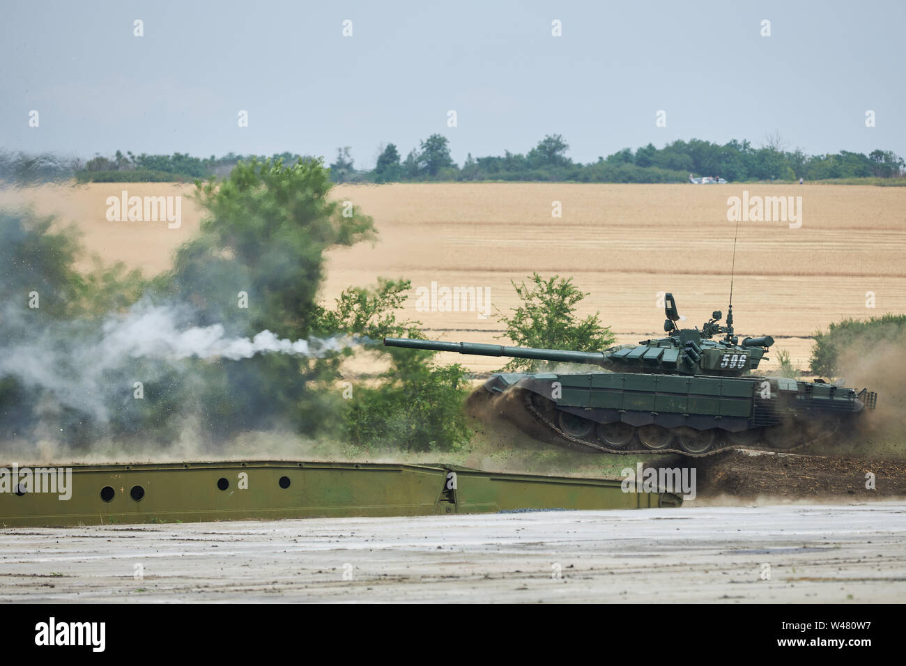 SAMBEK, ROSTOV REGION, Russland, 28. JUNI 2019: Internationale militärische technische Forum ARMEE-2019. Russische moderne Tank T-72 Schießt springen Stockfoto