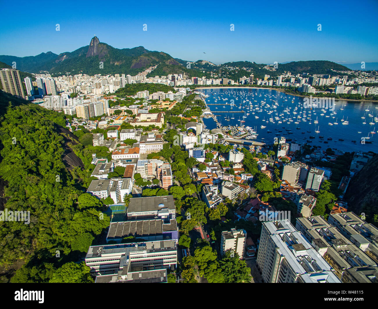 Wunderbare Städte der Welt. Stadt von Rio de Janeiro, Brasilien, im Hintergrund, Botafogo und Urca Nachbarschaft. Südamerika. Stockfoto