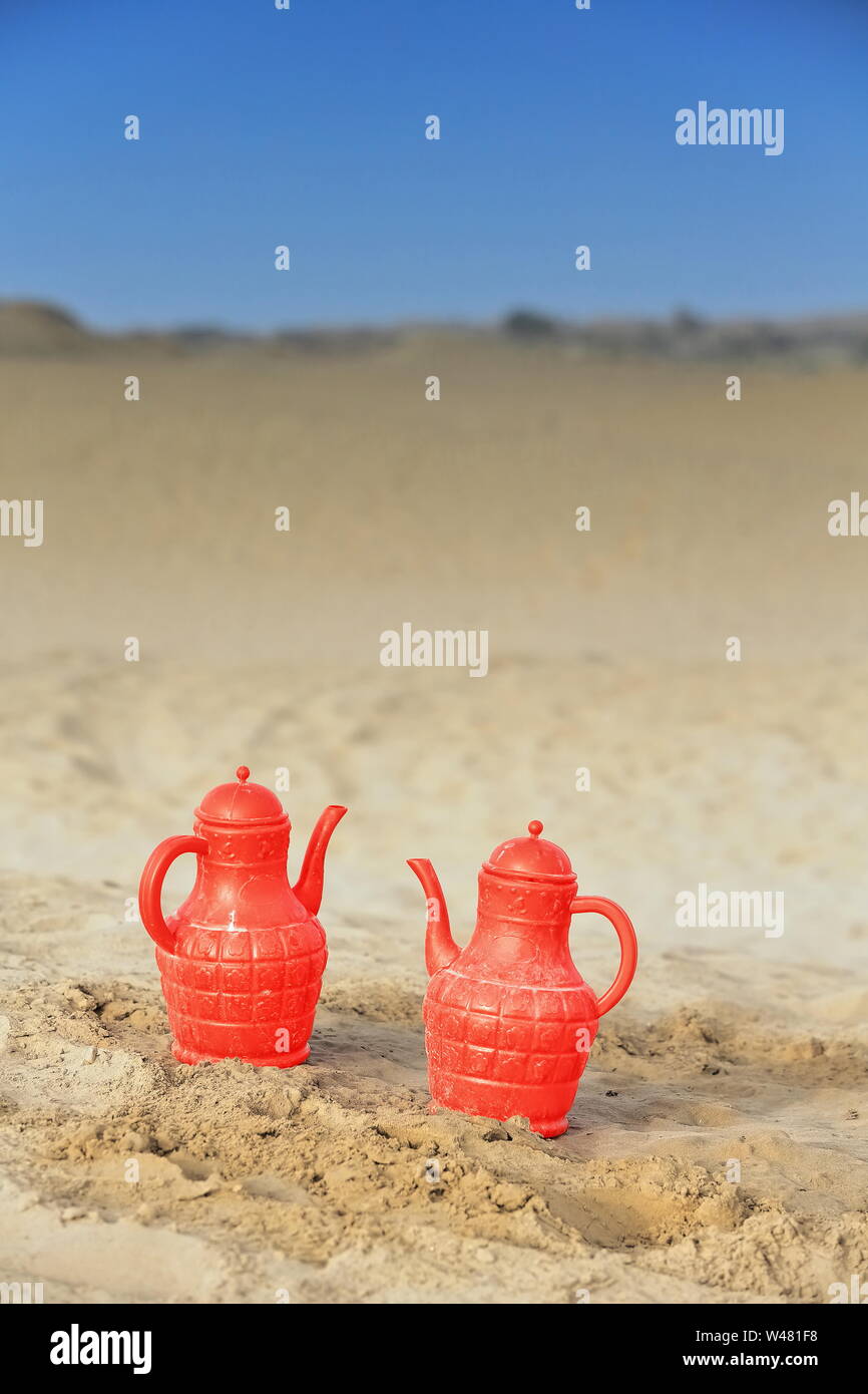 Rote Plastikkrüge - chinesische Art - Morgenlicht. Taklamakan Desert-Xinjiang-China-0351 Stockfoto