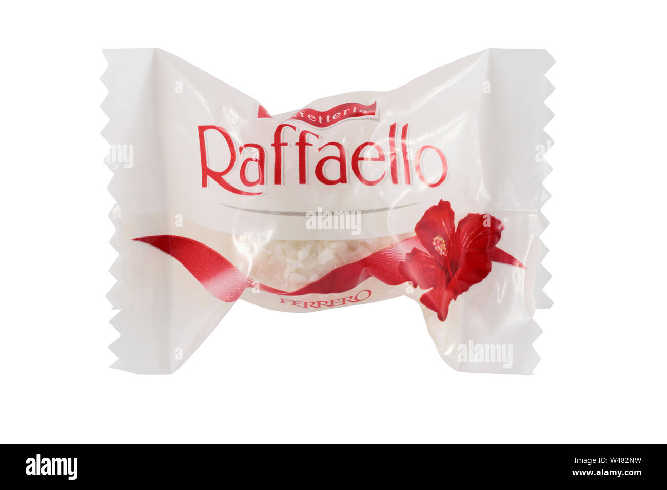 Ein einzeln verpackte Ferrero Rafaello isoliert auf weißem Hintergrund Stockfoto