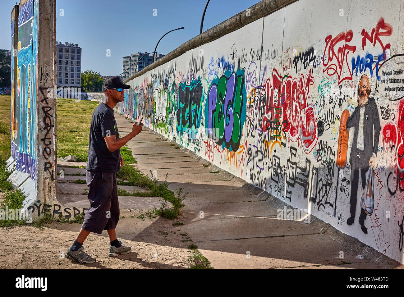 Die Berliner Mauer war ein bewachter konkrete Barriere, die physisch und ideologisch Berlin von 1961 bis 1989 unterteilt. Stockfoto