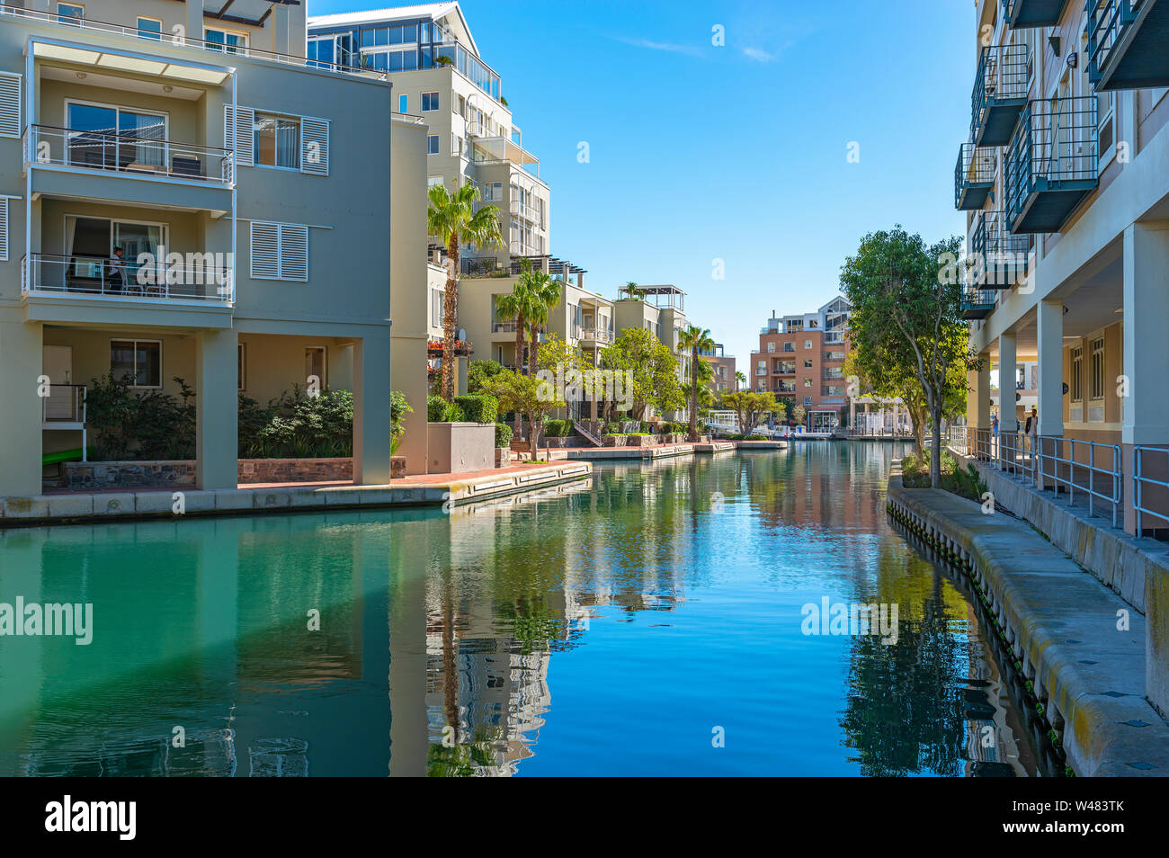 Stadtbild der berühmten Wohnviertel in Südafrika mit modernen Apartment Gebäude im Hafen von Kapstadt, Südafrika. Stockfoto