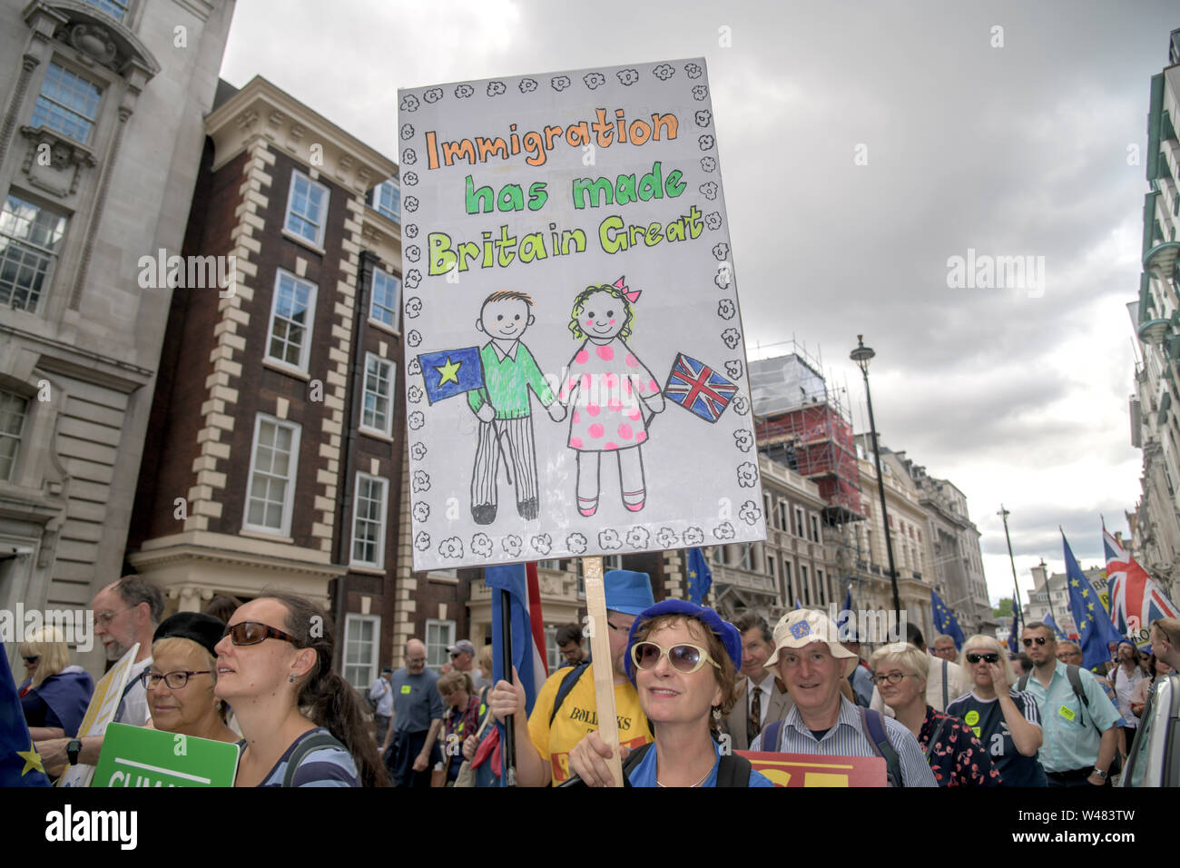 Tausende von Demonstranten auf die Straße, im Zentrum von London mit dem Slogan 'Nein zu Boris, Ja zu Europa" in einem Marsch gegen Brexit und Konservative Parteiführung hoffnungsvoll Boris Johnson. Tierschützer fordern Herrn Johnson auf der Brexit Chaos" oben. Quelle: Matrix/MediaPunch ** NUR USA *** Stockfoto