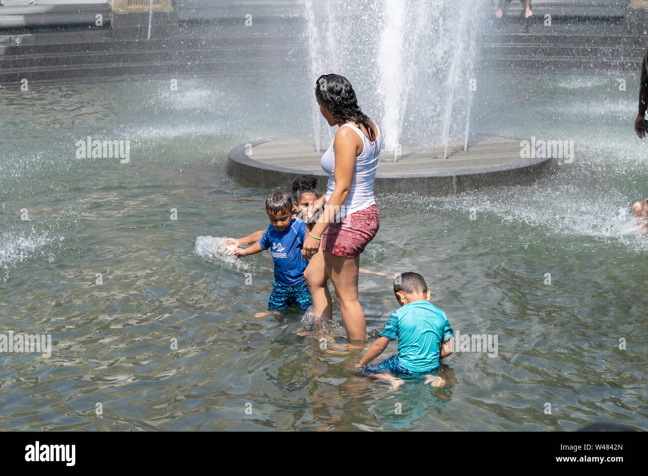 New York, NY - 20. Juli 2019: die New Yorker Abkühlen in Washington Square Brunnen als extreme Hitzewelle Hit und erreichte Temperatur 105 Grad Fahrenheit (40 Grad Celsius) Stockfoto