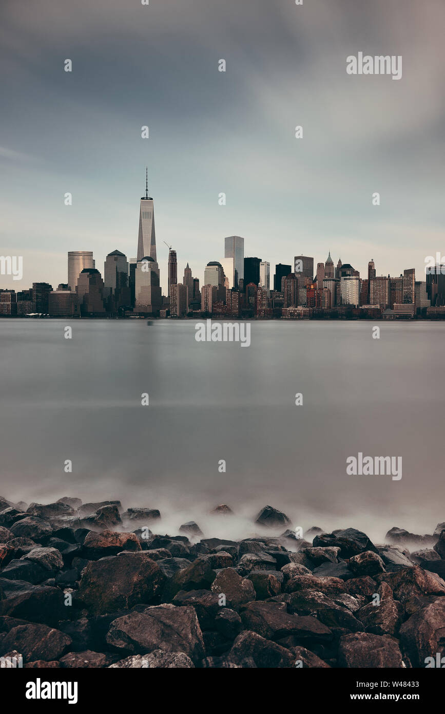 Manhattan Skyline mit Wolkenkratzern und Felsen in New York City Innenstadt. Stockfoto