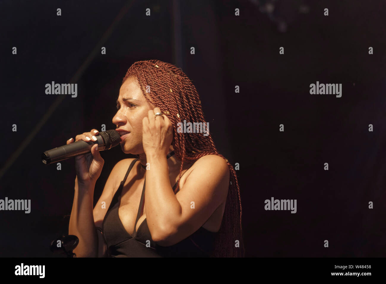 Agde, Frankreich. 6. Juli, 2019. Jessyka Ake (Sänger) Der Rote Bohnen und Pfeffersauce im Konzert an Black Pearl Festival am Platz des Moulin des Eveques Stockfoto