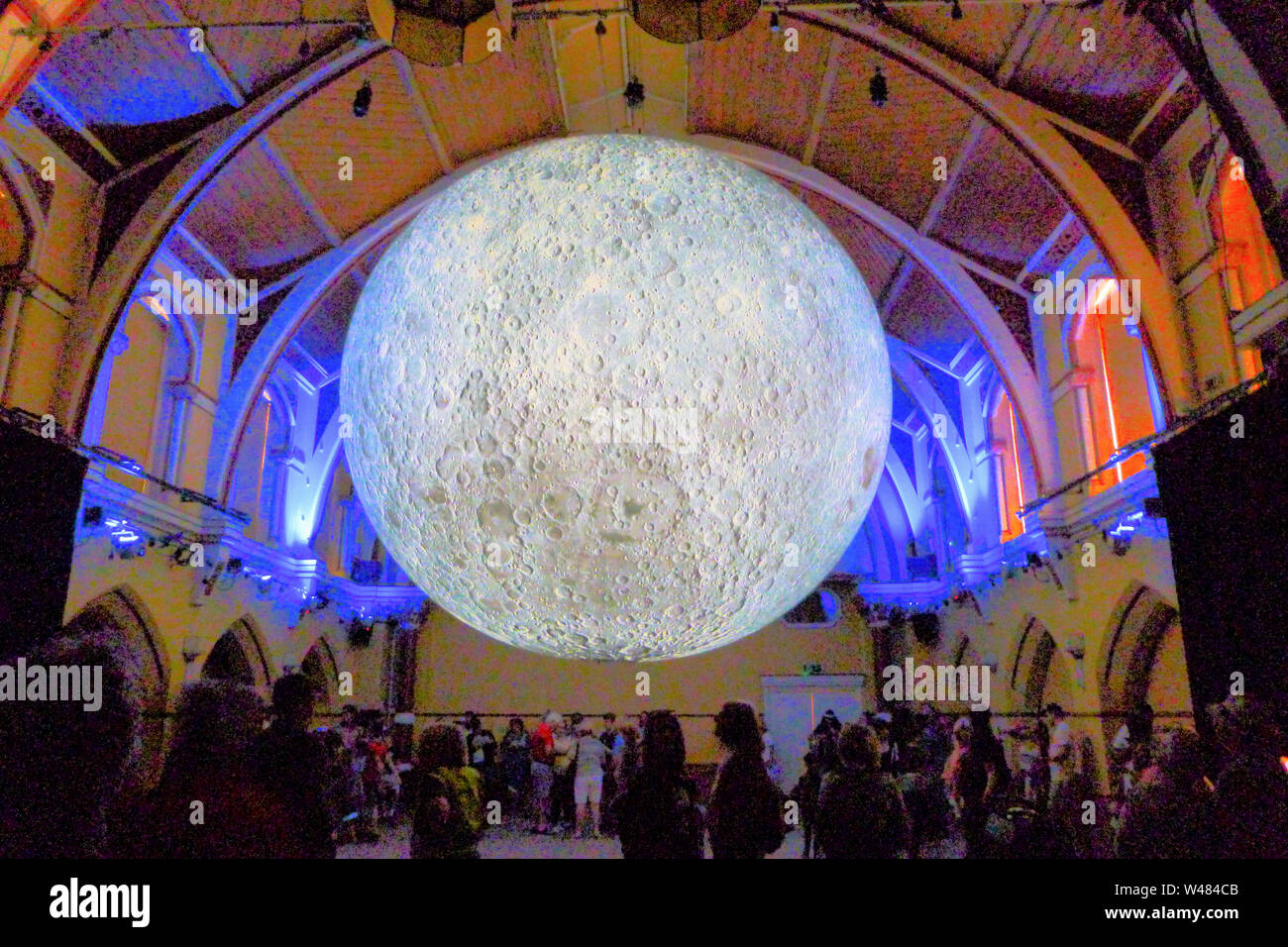 Dorchester, Großbritannien. Juli 2019 21. Luke Jerram's 'Museum der berührt den Mond" in Dorchester Corn Exchange, zum 50. Jahrestag der ersten Mondlandung. Credit: stuart Hartmut Ost/Alamy leben Nachrichten Stockfoto