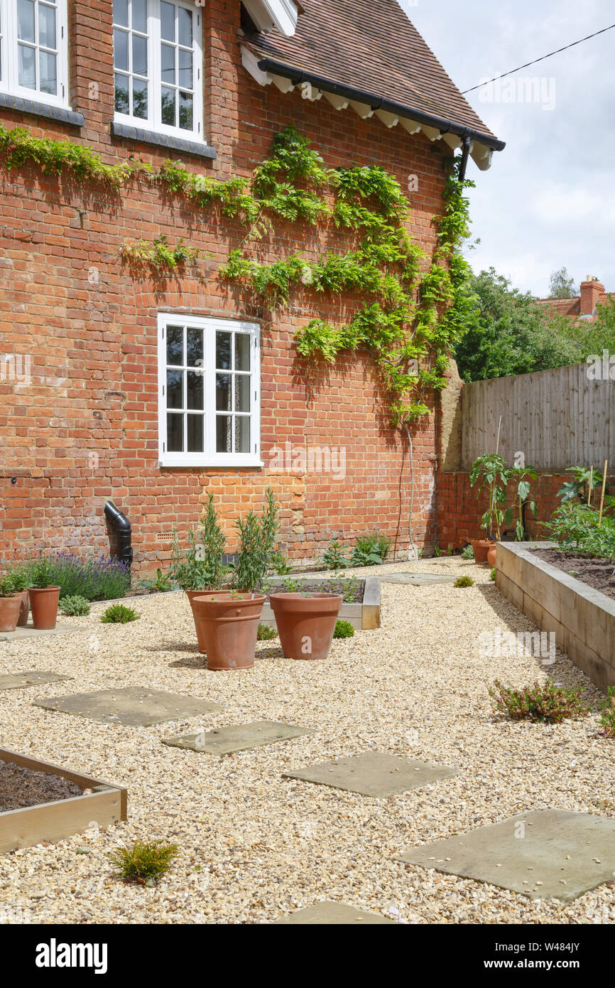 Innenhof mit Garten und Viktorianisches Haus mit Kies und York Stein Pflaster Stockfoto