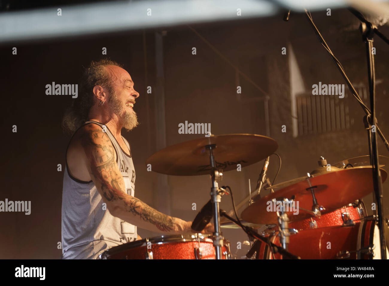 Agde, Frankreich. 6. Juli, 2019. Niko Saran (Drums) Der Rote Bohnen und Pfeffersauce führt auf der Bühne des Black Pearl Festival Stockfoto