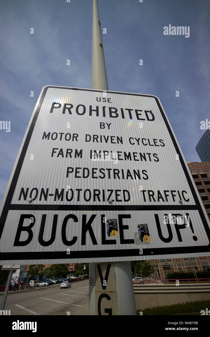 Anmelden Warnung von Fahrzeugen prohibted auf der I-90, I-94 Interstate Schnellstraße und Sicherheitsgurt verwenden, Chicago IL USA Schnalle Stockfoto