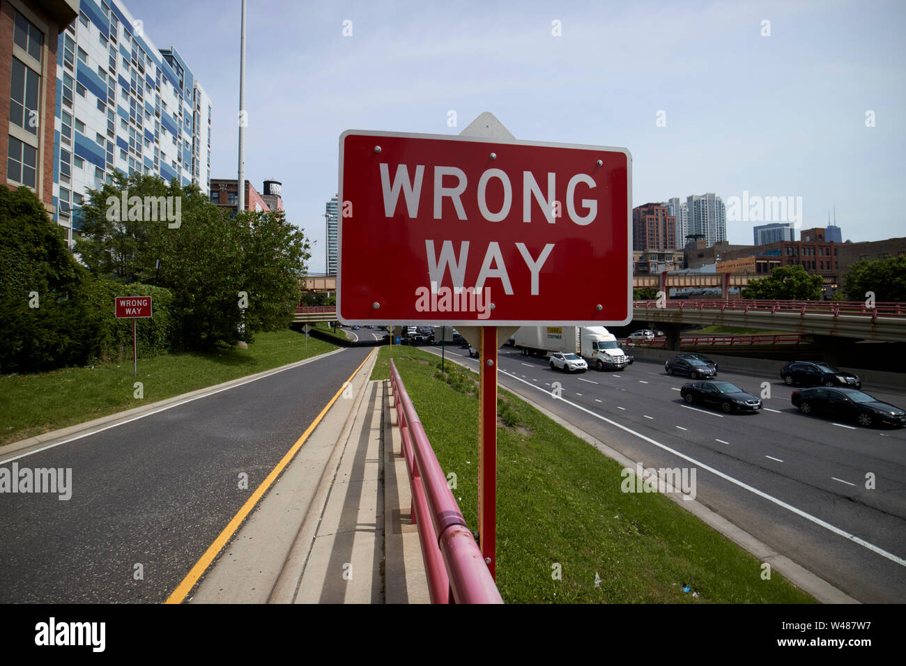 Falsche Weise Rechteckige rote Warnschild auf einer Abfahrt von der Autobahn in Chicago, IL USA Stockfoto
