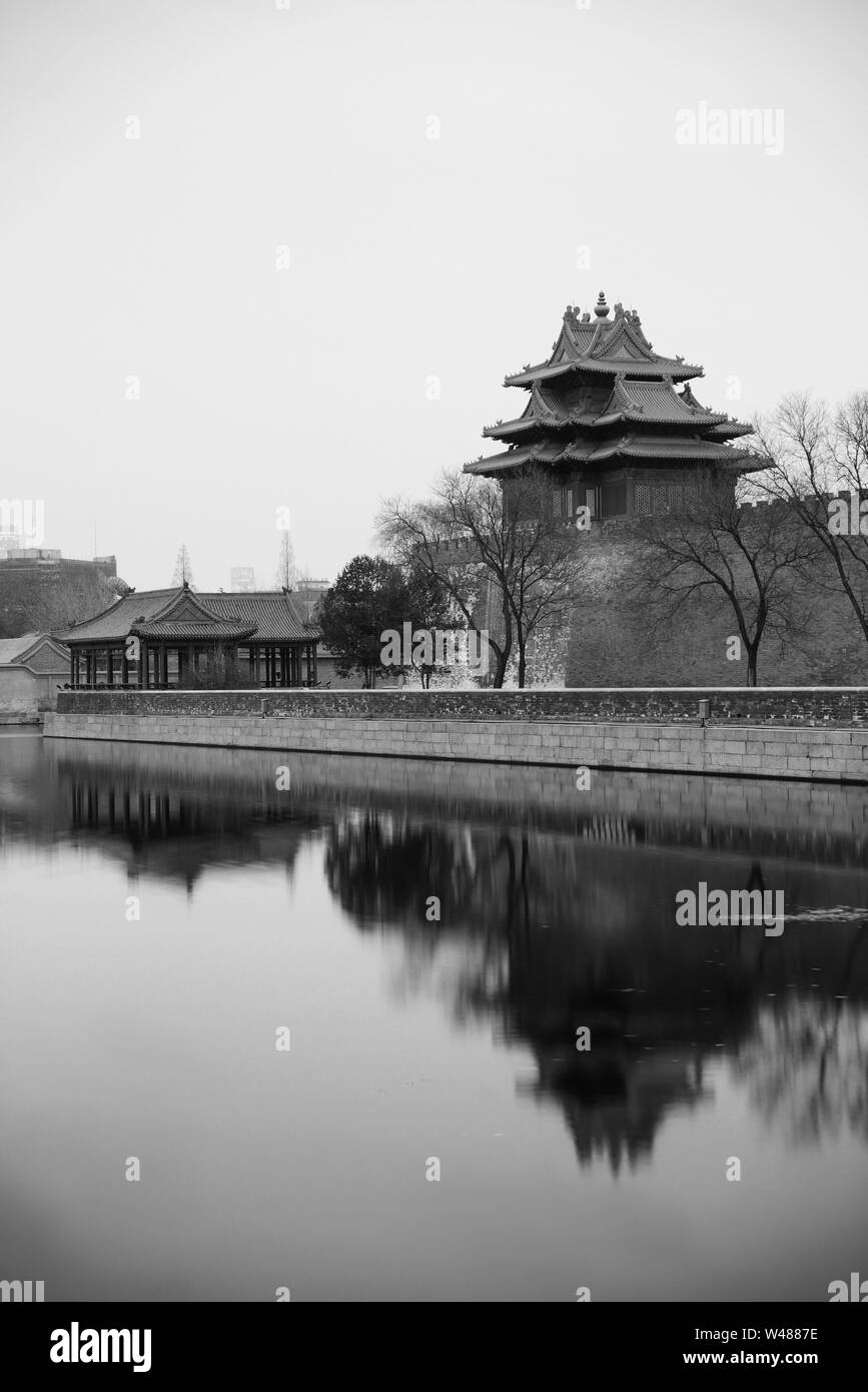 Eckturm in schwarz und weiß im Kaiserpalast in Peking, China Stockfoto