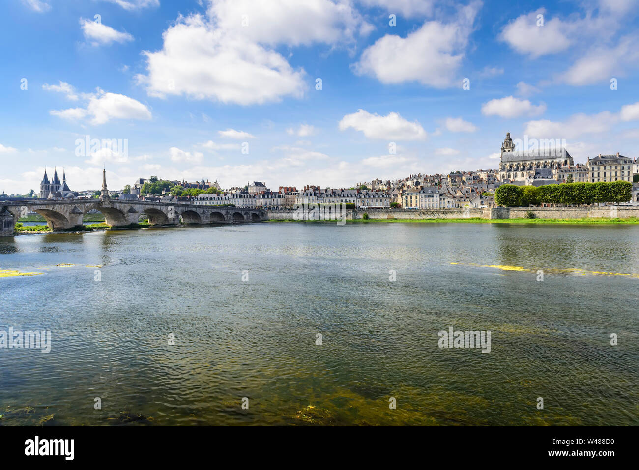 Panoramablick auf die Blois Damm, die Loire, die Kathedrale von St. Louis von Blois und Jacques Gabriel Brücke. Frankreich, Blois. Stockfoto