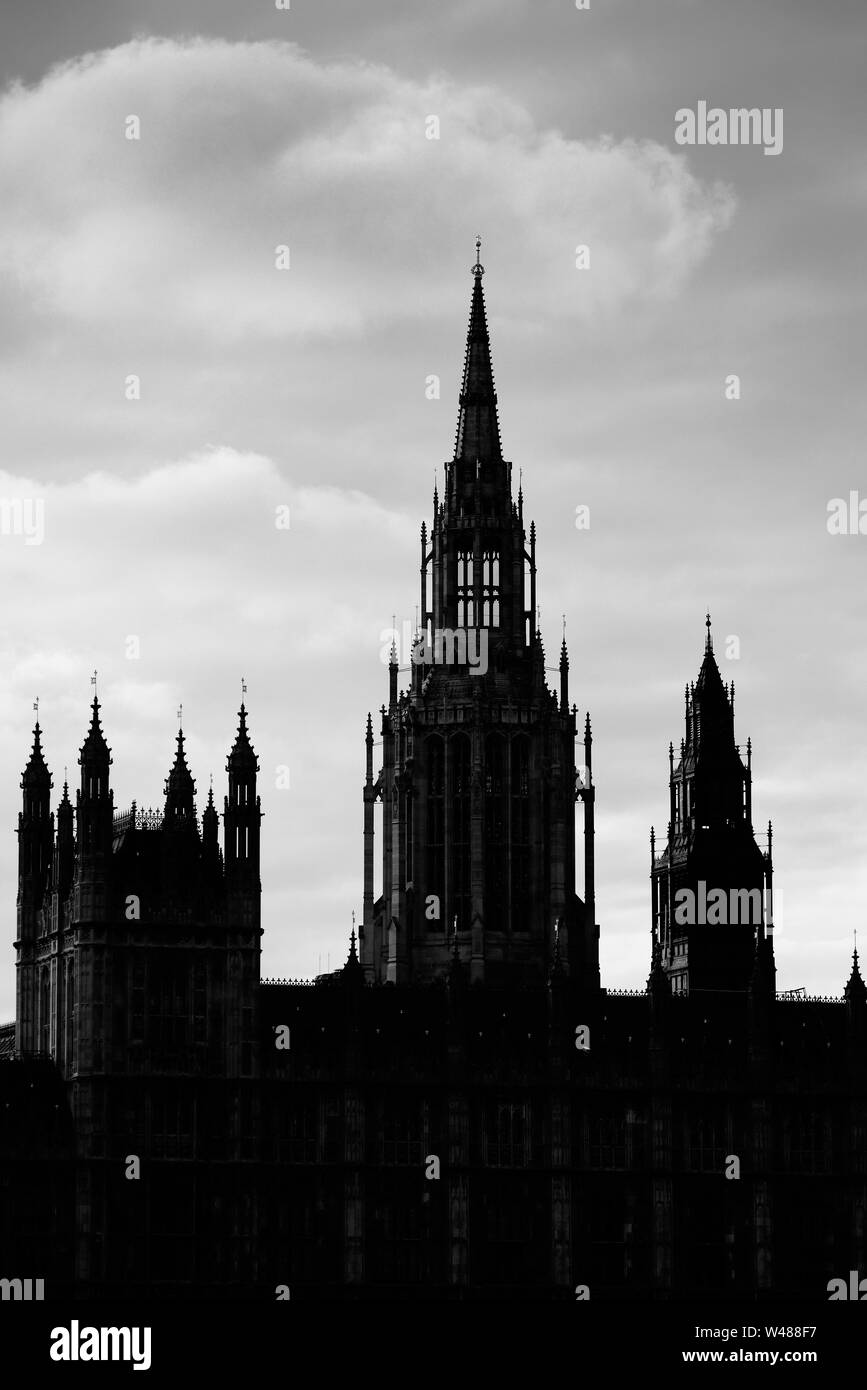 Westminster Palace-Silhouette mit Wolke in London. Stockfoto