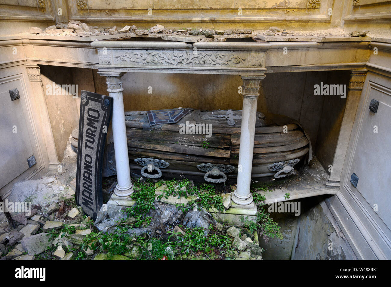 Buenos Aires, Argentinien. 19 Juli, 2019. Ein Sarg in einem Mausoleum auf dem Friedhof La Recoleta (Cementerio de la Recoleta) im Stadtteil Recoleta der argentinischen Hauptstadt Buenos Aires. Argentinischen Präsidenten, professionelle Athleten, Wissenschaftler und Akteure wurden hier bestattet. Foto: Ralf Hirschberger/dpa-Zentralbild/dpa/Alamy leben Nachrichten Stockfoto