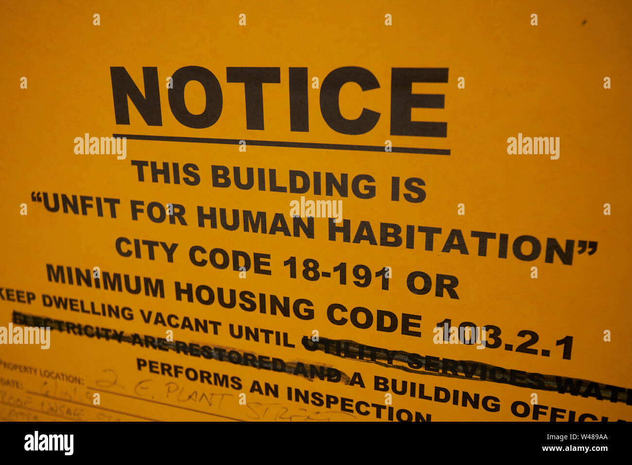 Ungeeignet für den menschlichen Behausung Bekanntmachung im Fenster einer Immobilie in Florida fl usa Vereinigte Staaten von Amerika veröffentlicht Stockfoto