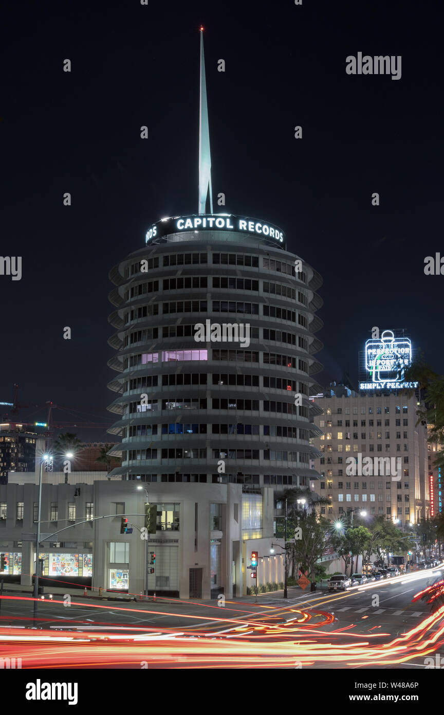 Bild des Landmark Capitol Records Building ist bei Nacht gezeigt. Stockfoto