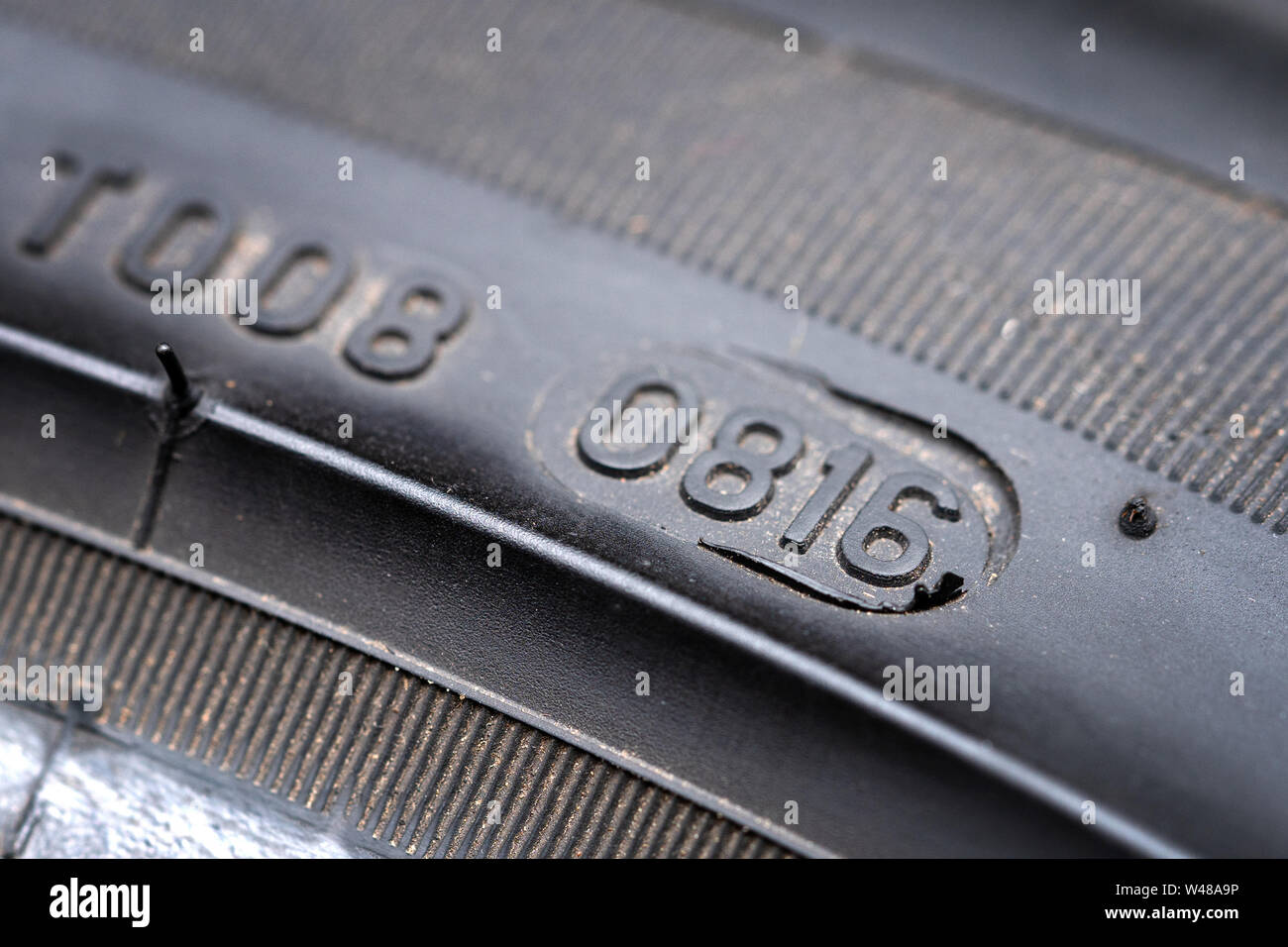 Nahaufnahme von DOT-Nummer auf dem Reifen angegeben, die Woche und Jahr der  Produkt für die Lebensdauer der Reifen Auto auf Rad Hintergrund bestimmen  Stockfotografie - Alamy