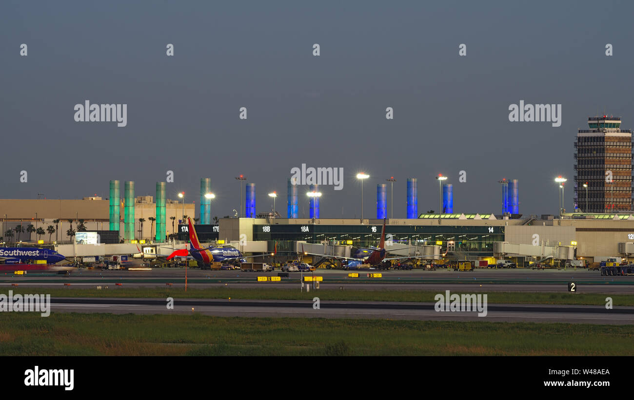 Die Abbildung zeigt die Los Angeles International Airport (LAX), Klemme 1 am Abend. Southwest Airlines operiert von Terminal 1. Stockfoto