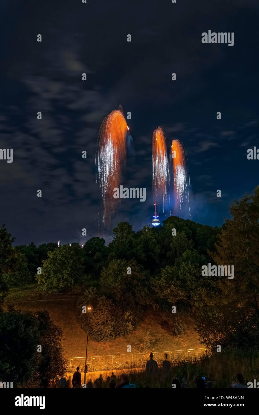 Menge beobachten Feuerwerk in einem Park bei Nacht. Stockfoto