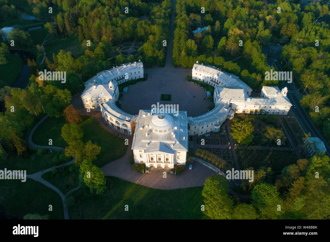 Die Ansicht von oben auf die pavlovsk Palace im Mai Abend. Näheren Umgebung von St. Petersburg, Russland Stockfoto