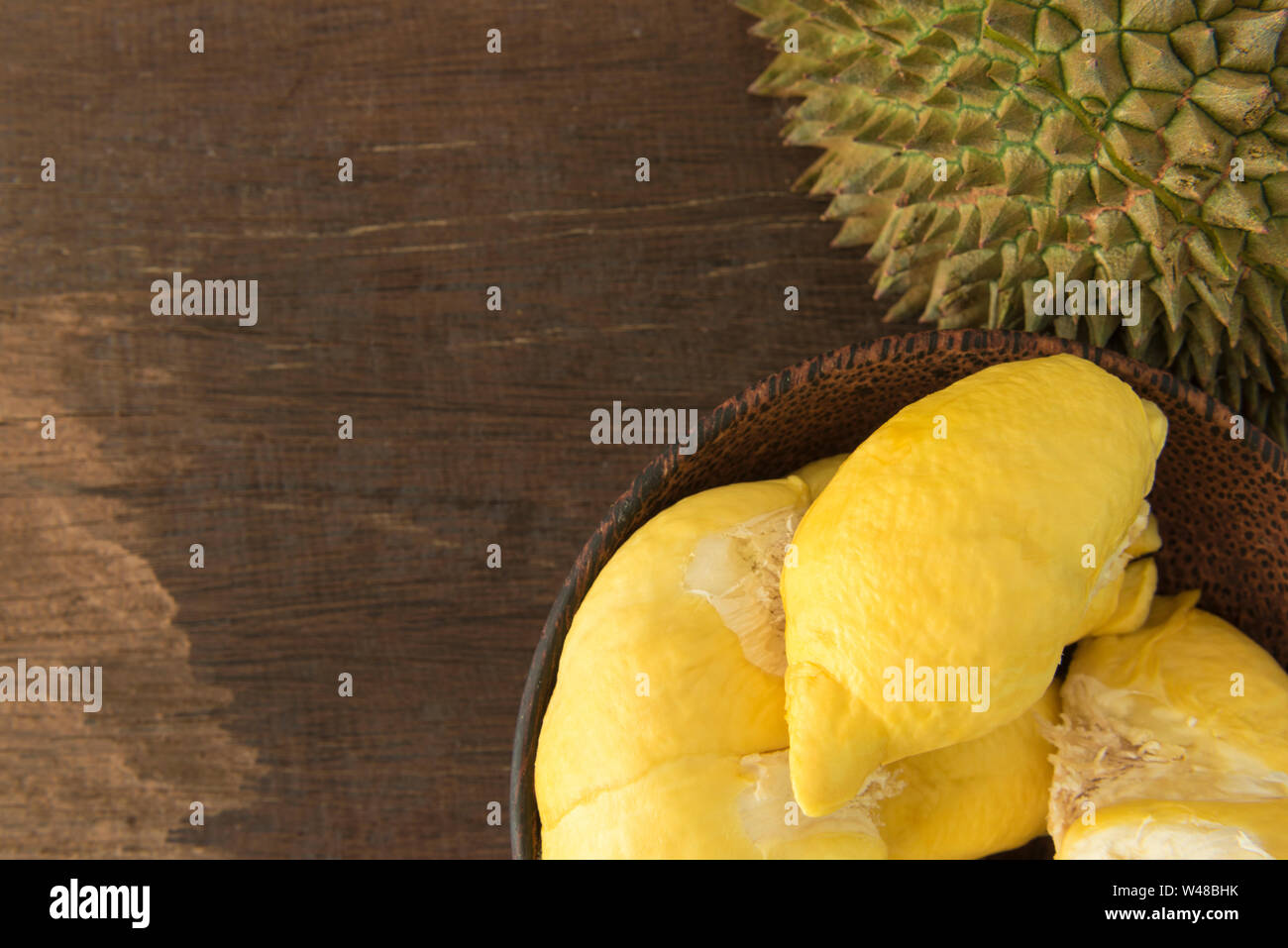 Durian Fruchtreife in der Schüssel auf dem Tisch. Stockfoto