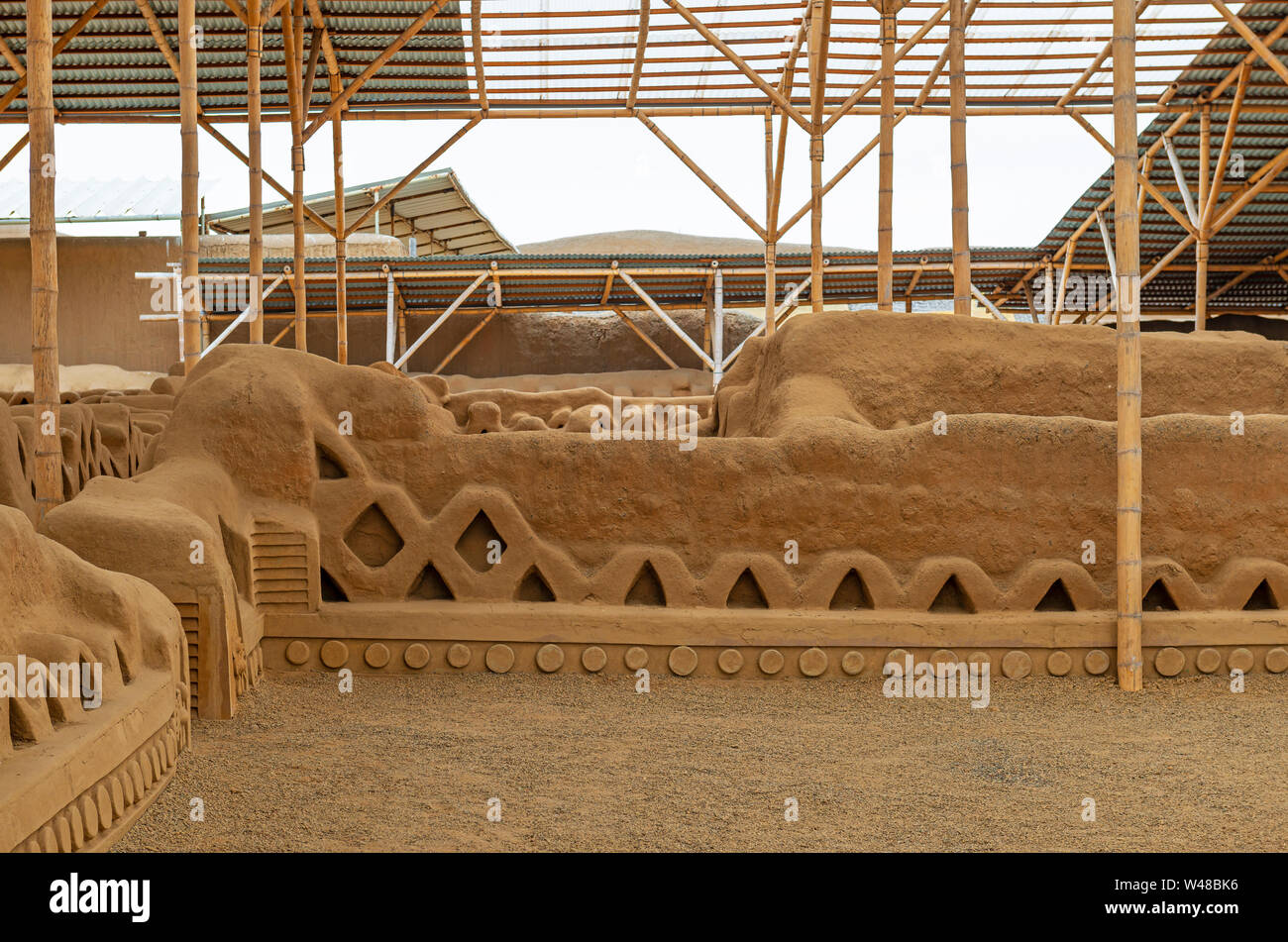 Die adobe Wände und Dekorationen in die archäologische Stätte Chan Chan von der Chimu Zivilisation in der Nähe von Trujillo, Peru. Stockfoto