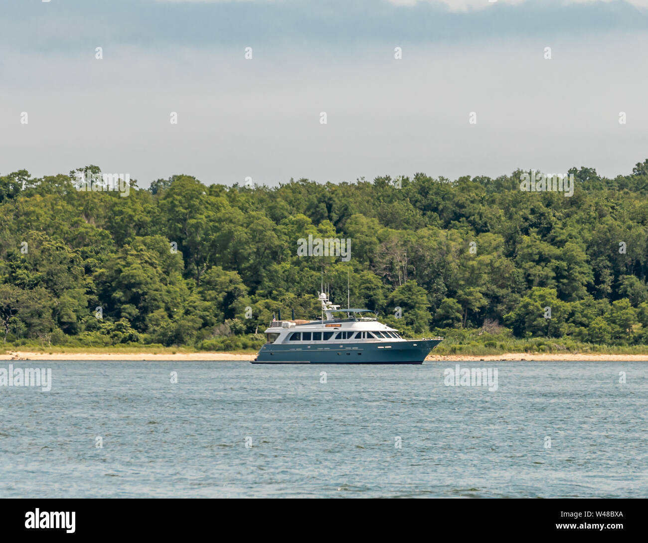 Große Yacht vor Anker in Smith's Cove aus Shelter Island, NY Stockfoto