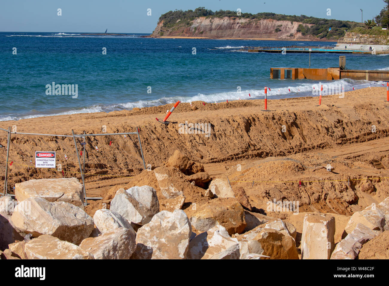 Bau von Verteidigungsanlagen Meer am Strand in collaroy wo König Gezeiten zuvor Häuser und Eigentum beschädigt haben, der Anstieg des Meeresspiegels Sydney Australien Stockfoto