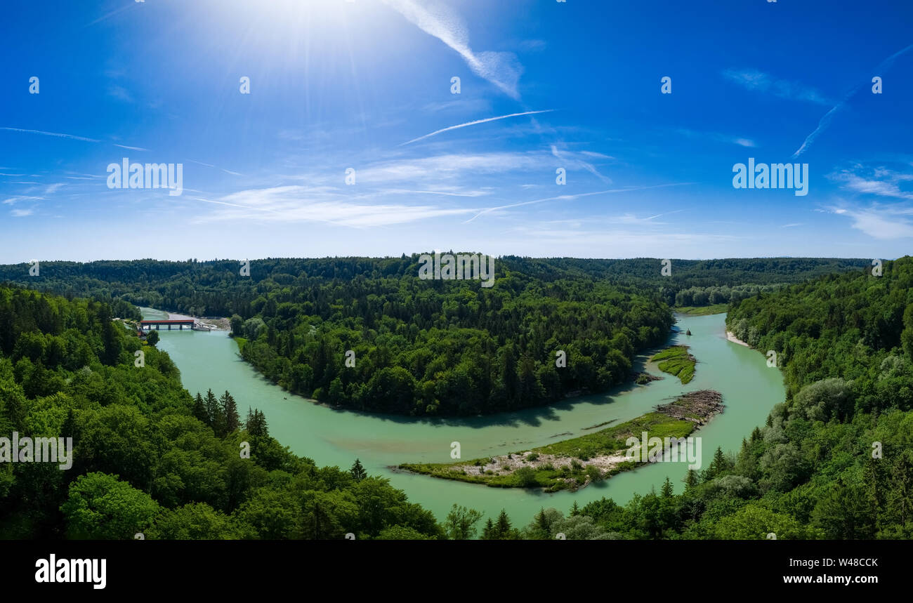 Drone Flug über eine gekrümmte River mit einer kleinen Insel. Stockfoto