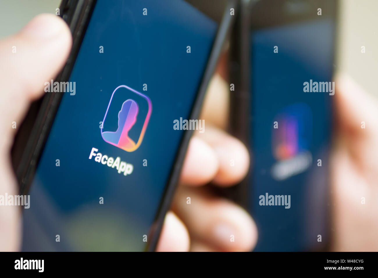 Bangkok, Thailand - 19. Juli 2019 : iPhone 7 zeigt seinen Bildschirm mit FaceApp - AI Face Editor Anwendung. Stockfoto