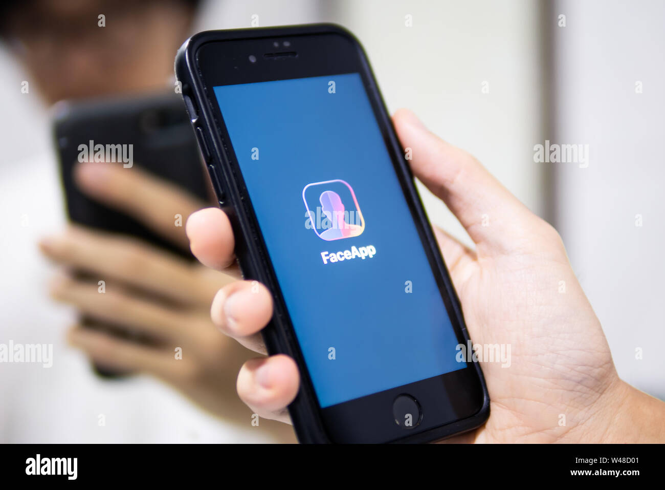 Bangkok, Thailand - 19. Juli 2019 : iPhone 7 zeigt seinen Bildschirm mit FaceApp - AI Face Editor Anwendung. Stockfoto
