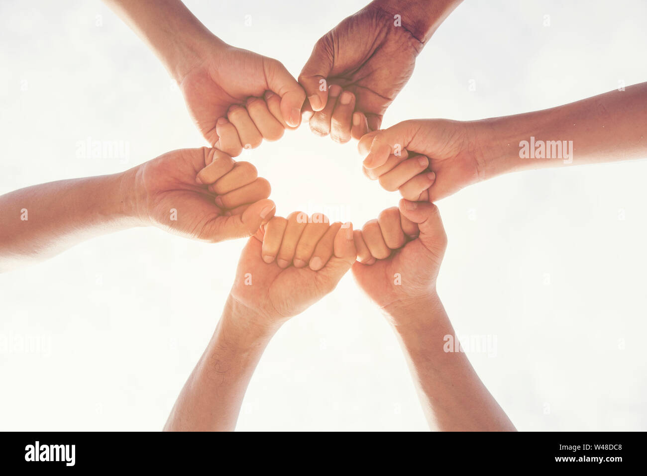 Multiethnische Gruppe junger Zusammenarbeit Teamarbeit stehend die Hände zusammen. Teamarbeit Konzepte. Stockfoto