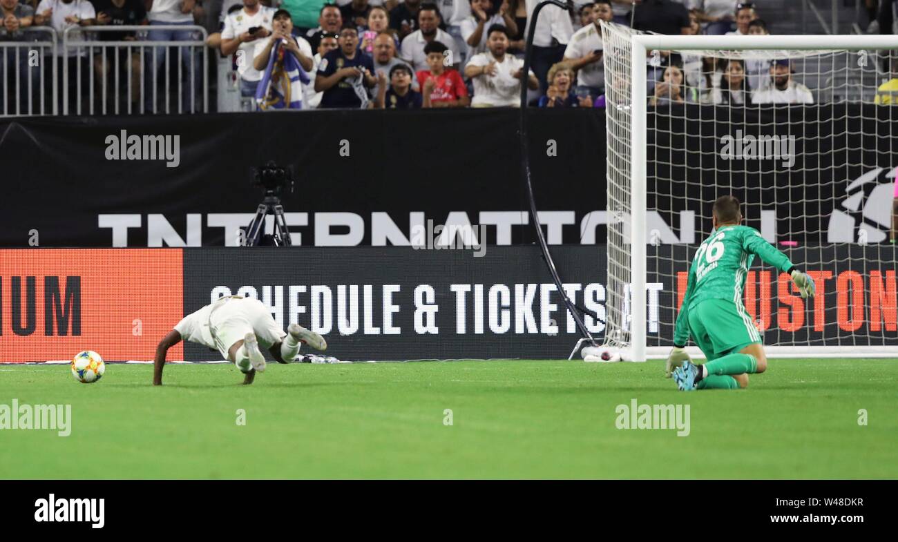 Houston, USA. 21. Juli 2019. firo: 20.07.2019 Fußball, Fußball: 1. Bundesliga, Saison 2019/2020 Real Madrid, Test, Test, Freundschaftsspiele, gegen den FC Bayern München München, Audi Sommer Tour USA, Internationale Champions Cup 1:3 FCB-Torwart, Torwart, Torwart Sven Ulreich, rot, rote Karte, Referenz, Feld Referenz, unten, Geste, Gestik, Szene, rote Karte, Duellen, Duell, | Verwendung der weltweiten Kredit: dpa/Alamy leben Nachrichten Stockfoto