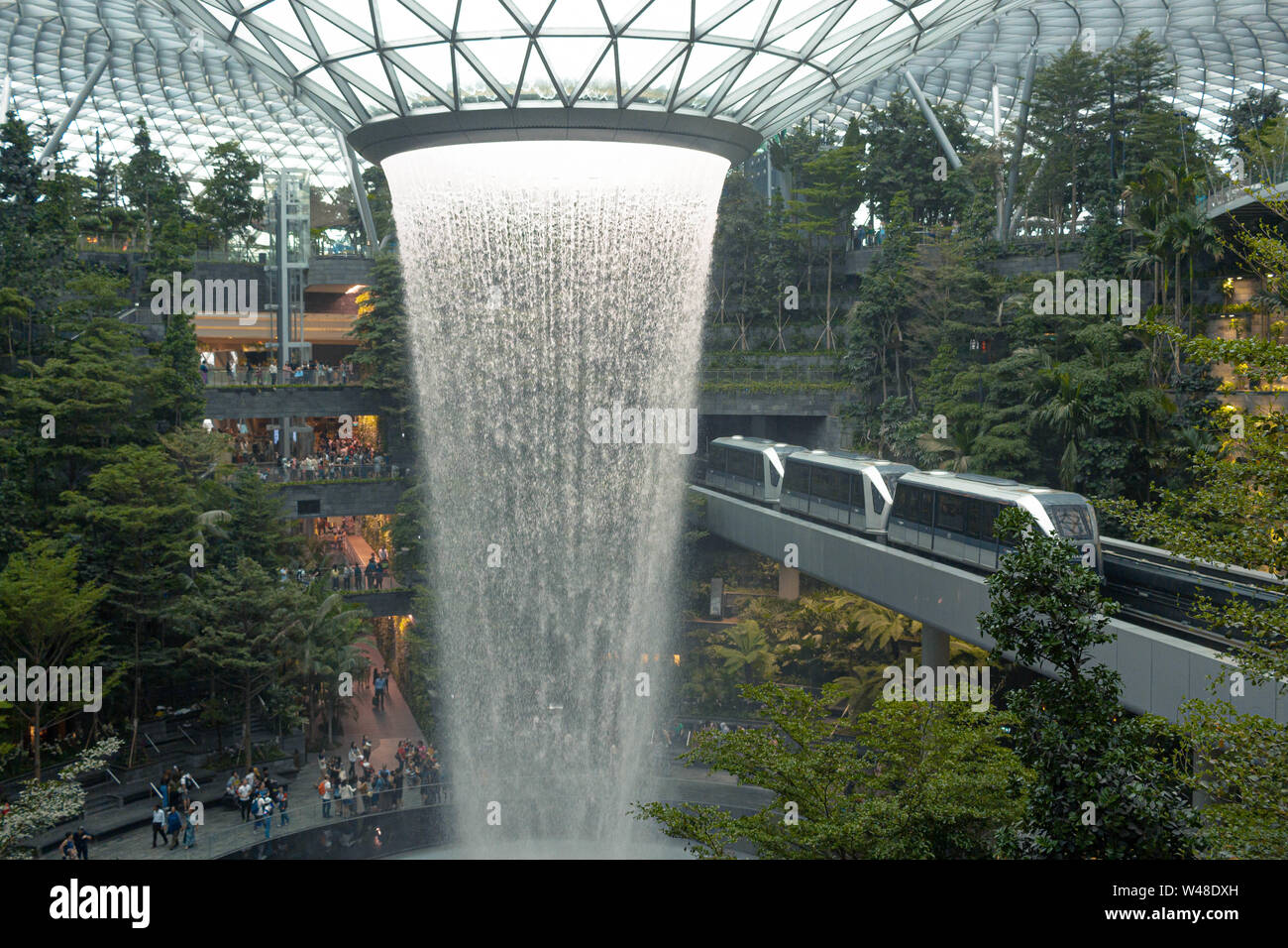 Das Juwel, modernste Mall in Changi Airport Singapur mit integriertem Wasserfall Stockfoto