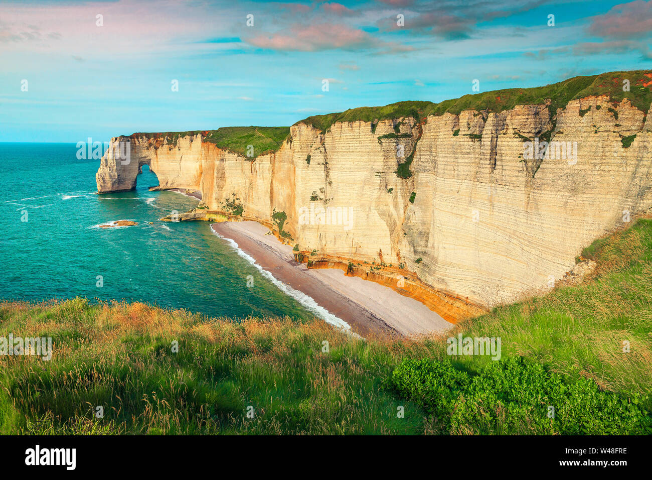 Beliebte Reise- und touristischen Ort, erstaunliche Kalkstein Küste mit grünen Feldern und Atlantik, Englisch (La Manche) Kanal, Normandie, Etretat, Stockfoto