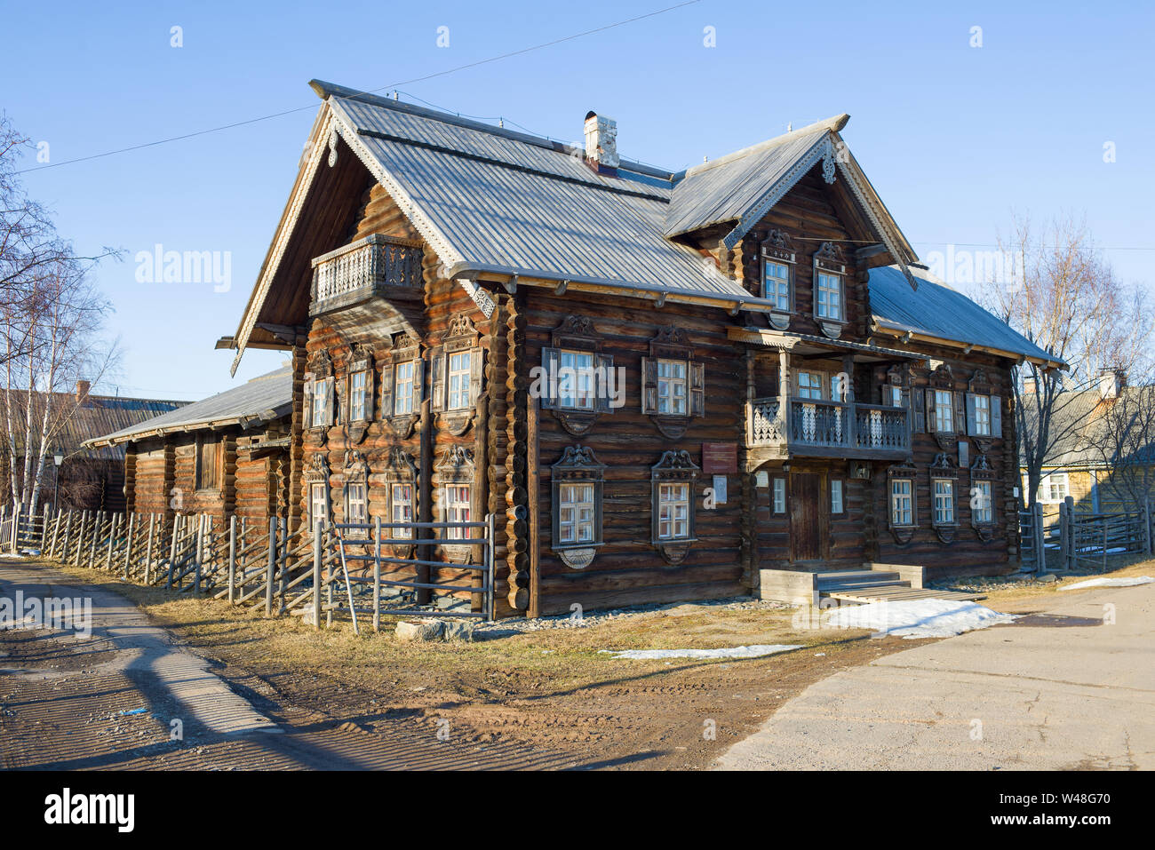 SHELTOZERO, Russland - April 06, 2019: Alte Holzhaus Der sheltozero Veps ethnographische Museum auf einem April Nachmittag Stockfoto