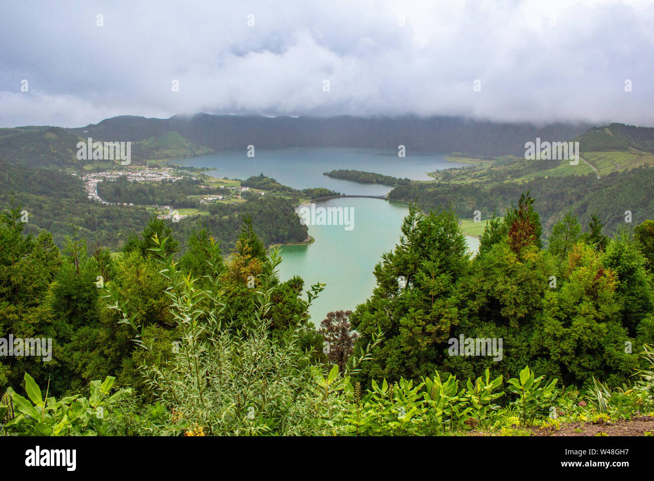 Blick über 'Lagoa das Sete Cidades" von Vista do Rei Sicht an einem bewölkten Tag, Sao Miguel, Azoren, Portugal Stockfoto