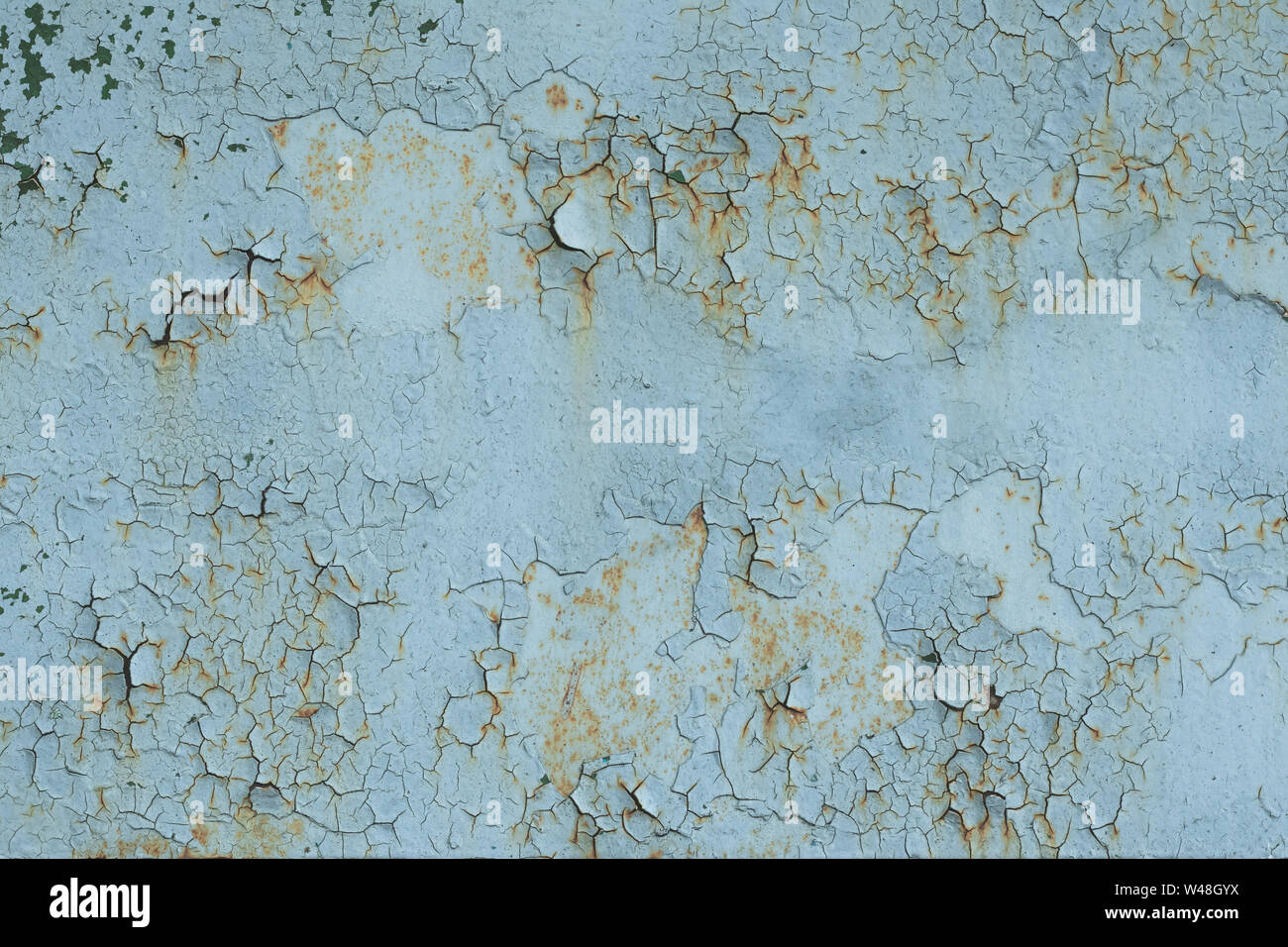 Retro, hellblau Farbe auf eine rostige Tür geknackt. Zusammenfassung Hintergrund, Textur. Flecken. Natürliche Muster der abblätternde Farbe auf einer Metalloberfläche. Stockfoto