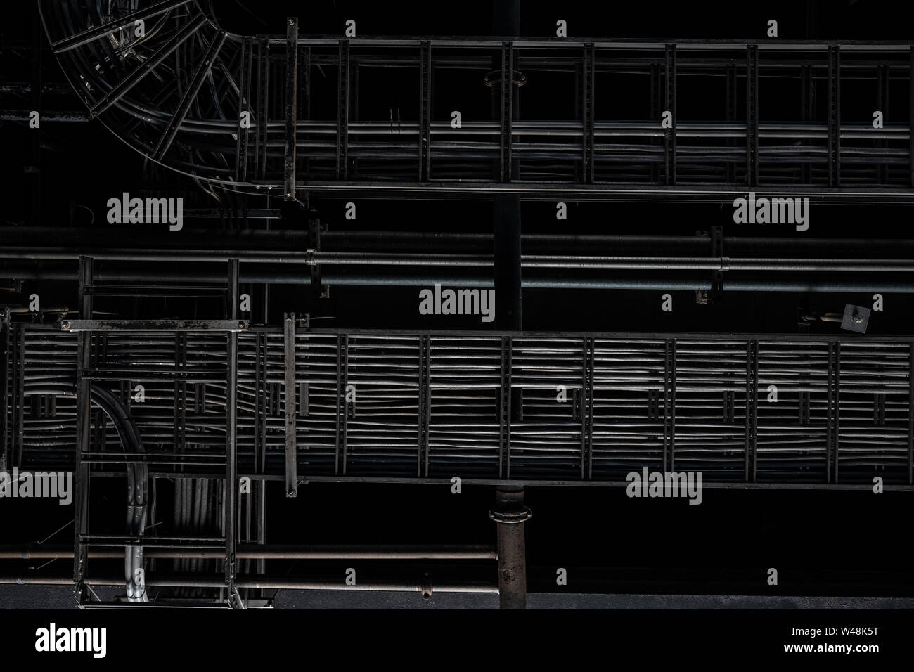 Industrielle ausgesetzt Decke mit Holz Bretter, Stahlträger und freiliegende Drähte. Strukturierten Hintergrund Grafik Asset. Stockfoto