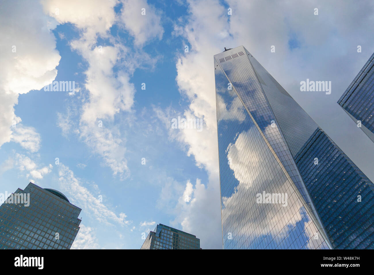 Freedom Tower, auch als das One World Trade Center bekannt, mit blauem Himmel und Wolken Stockfoto