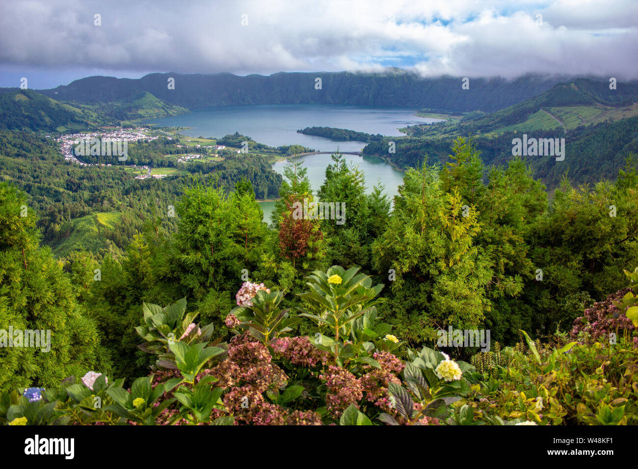 Blick über 'Lagoa das Sete Cidades" von Vista do Rei Sicht an einem bewölkten Tag, Sao Miguel, Azoren, Portugal Stockfoto