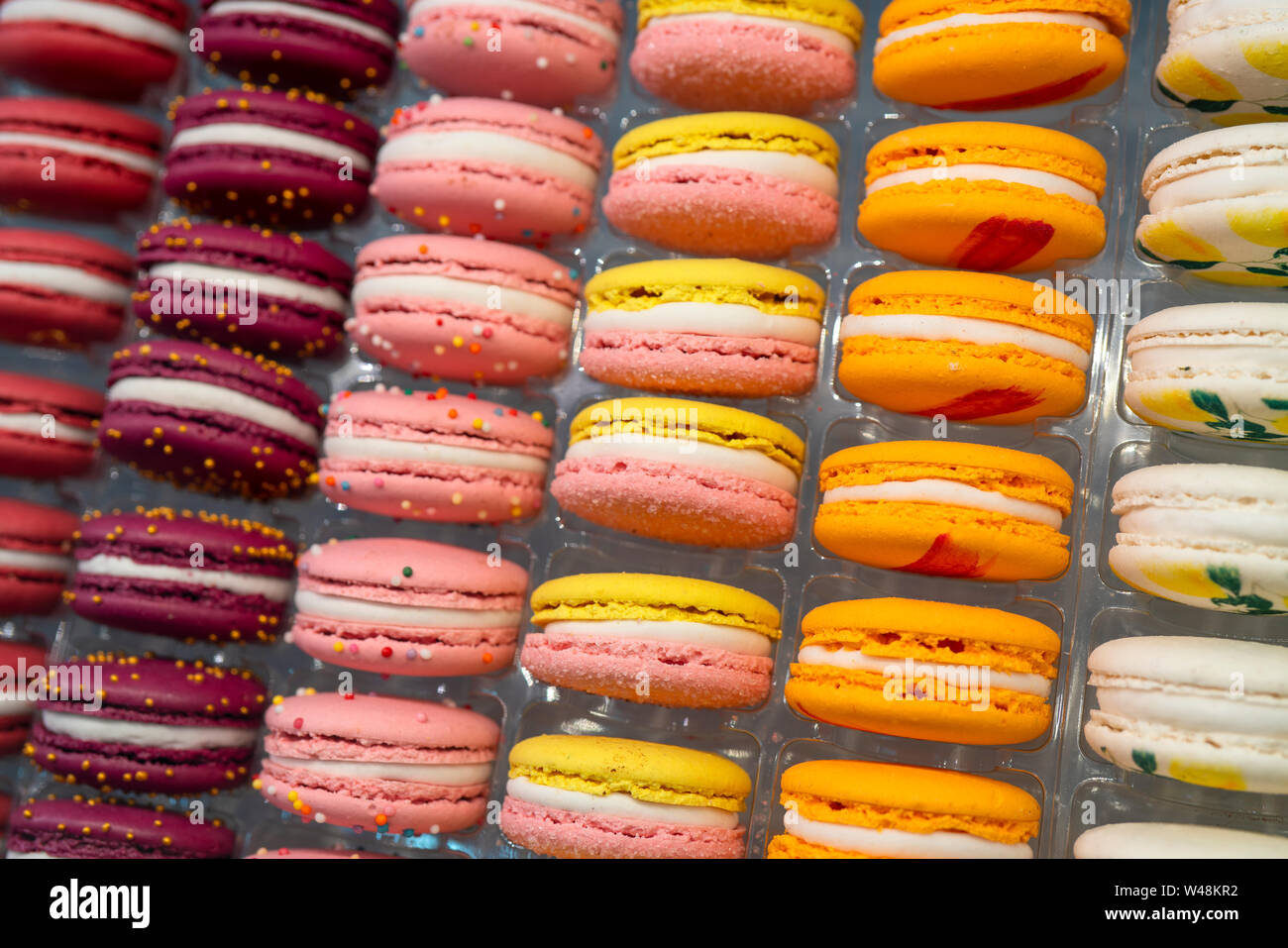 Macaron - Französische Süßspeise aus Eiweiß, Zucker und Mandeln. süßen Leckereien für den Urlaub. Soft Focus. Stockfoto