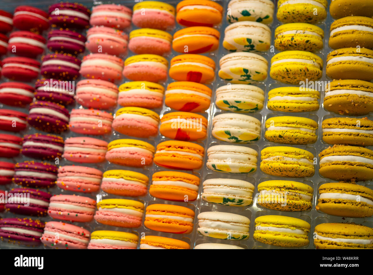 Macaron - Französische Süßspeise aus Eiweiß, Zucker und Mandeln. süßen Leckereien für den Urlaub. Soft Focus. Stockfoto
