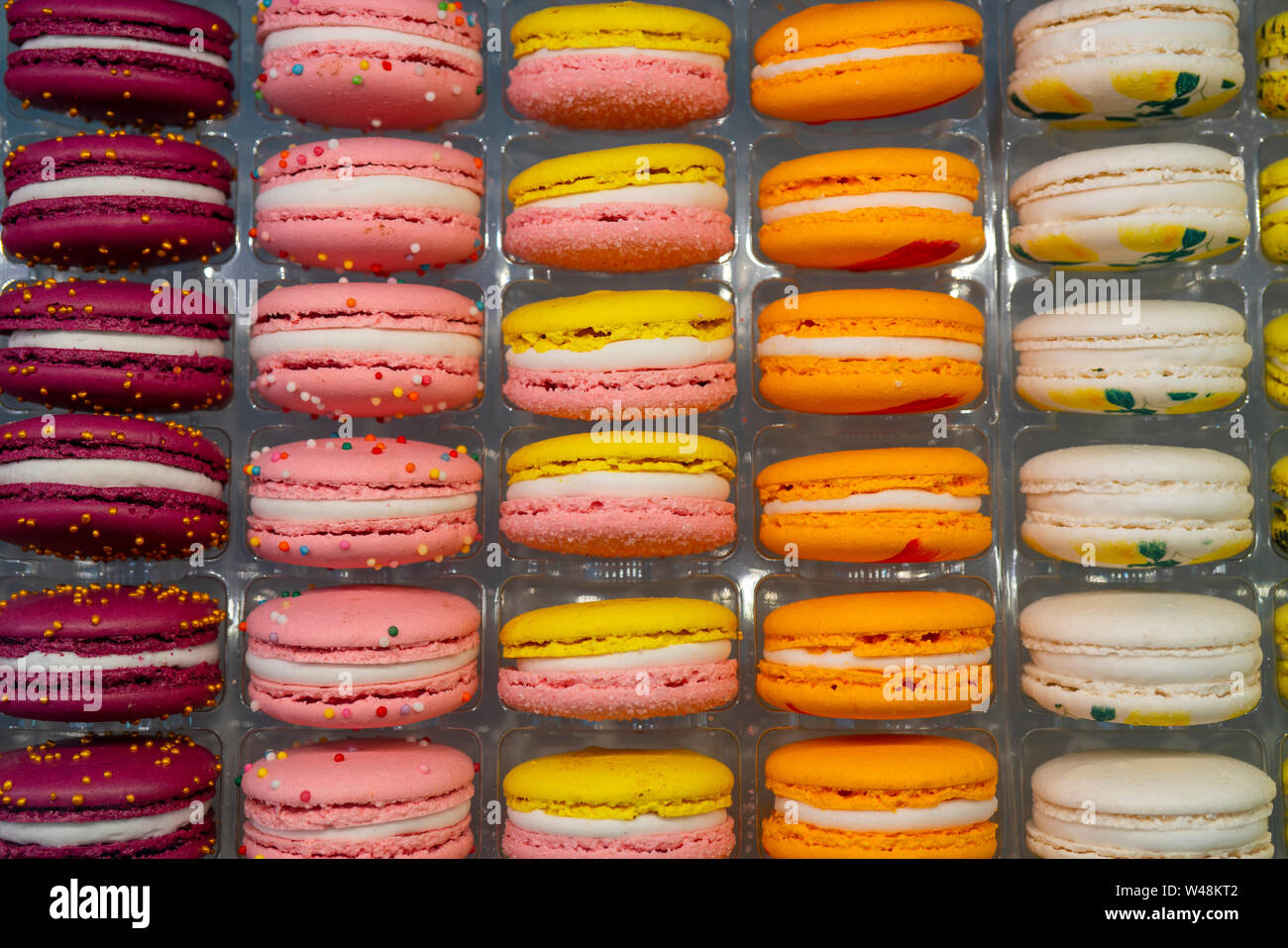 Macaron - Französische Süßspeise aus Eiweiß, Zucker und Mandeln. süßen Leckereien für den Urlaub. Soft Focus. Stockfoto