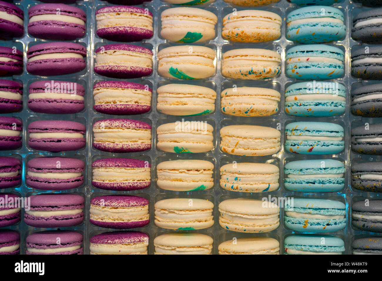 Macaron - Französische Süßspeise aus Eiweiß, Zucker und Mandeln. süßen Leckereien für den Urlaub. Soft Focus. Stockfoto