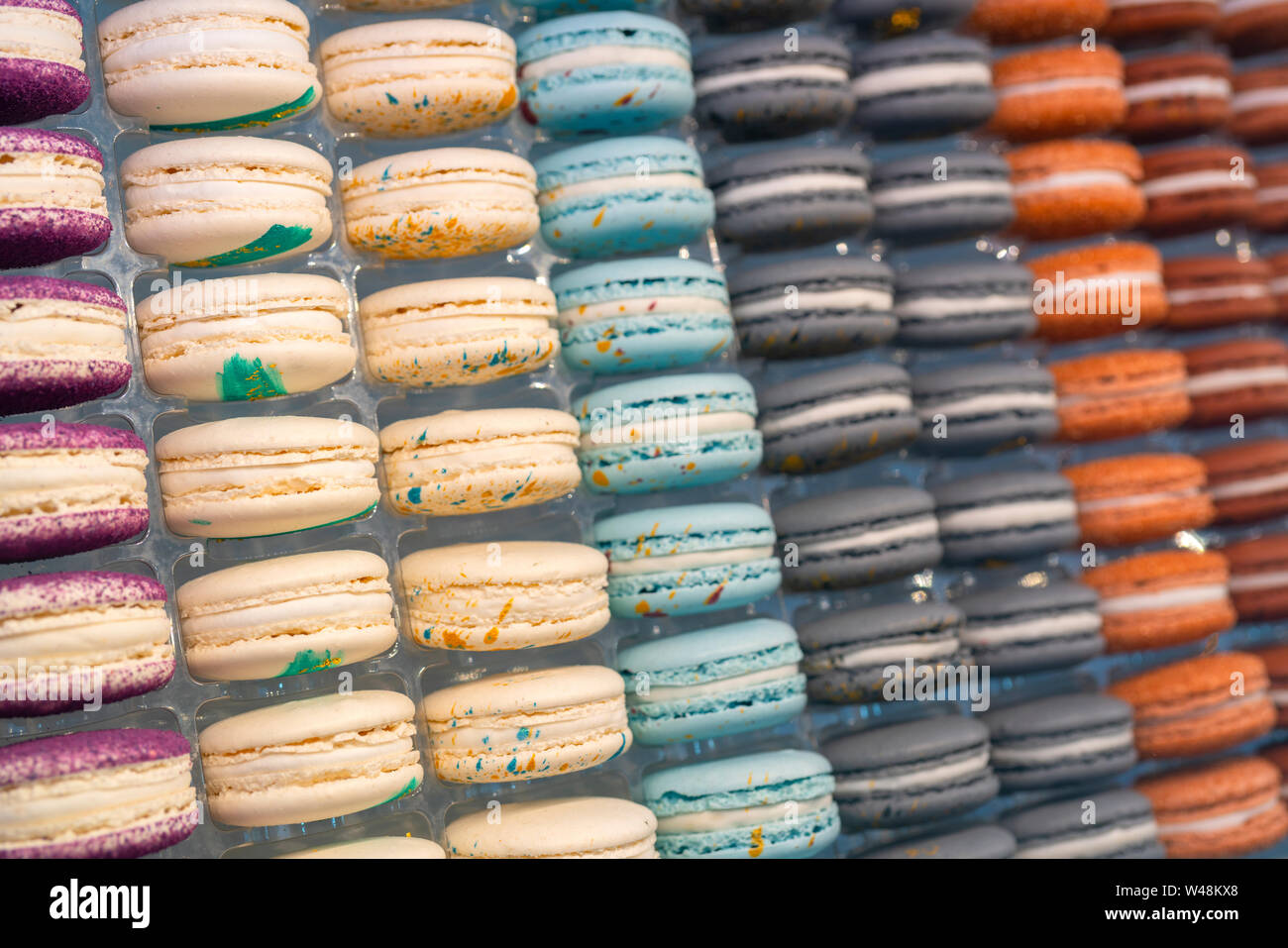 Macaron - Französische Süßspeise aus Eiweiß, Zucker und Mandeln. süßen Leckereien für den Urlaub. Soft Focus. Stockfoto