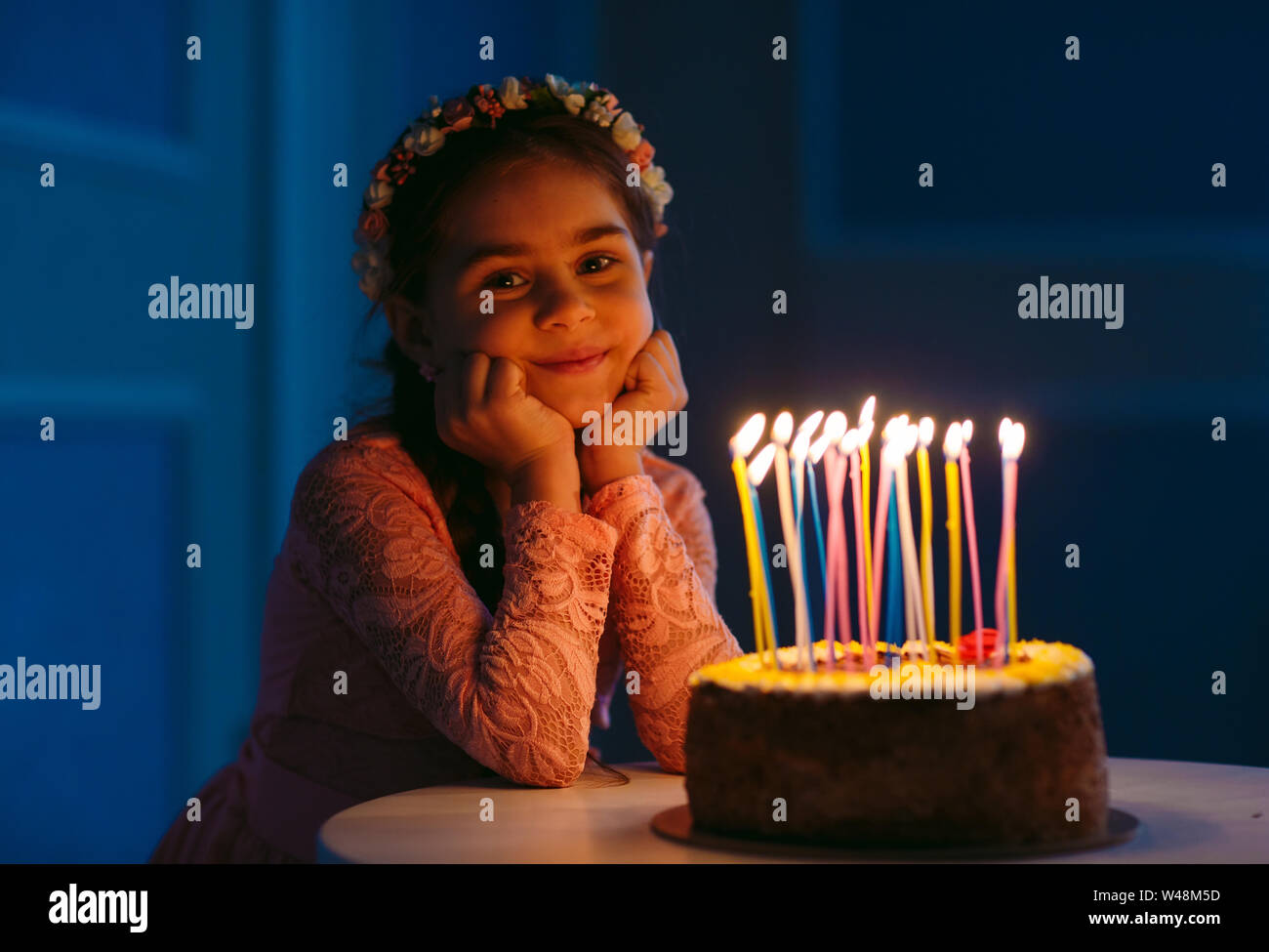 Geburtstag Ein Kleines Susses Madchen Blast Kerzen Auf Den Stoke Stockfotografie Alamy