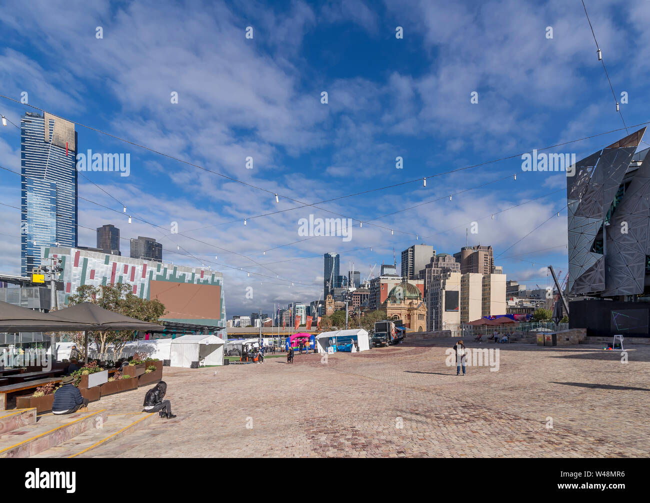 Schöne Aussicht auf den Federation Square im Stadtzentrum von Melbourne, Australien, an einem sonnigen Tag Stockfoto